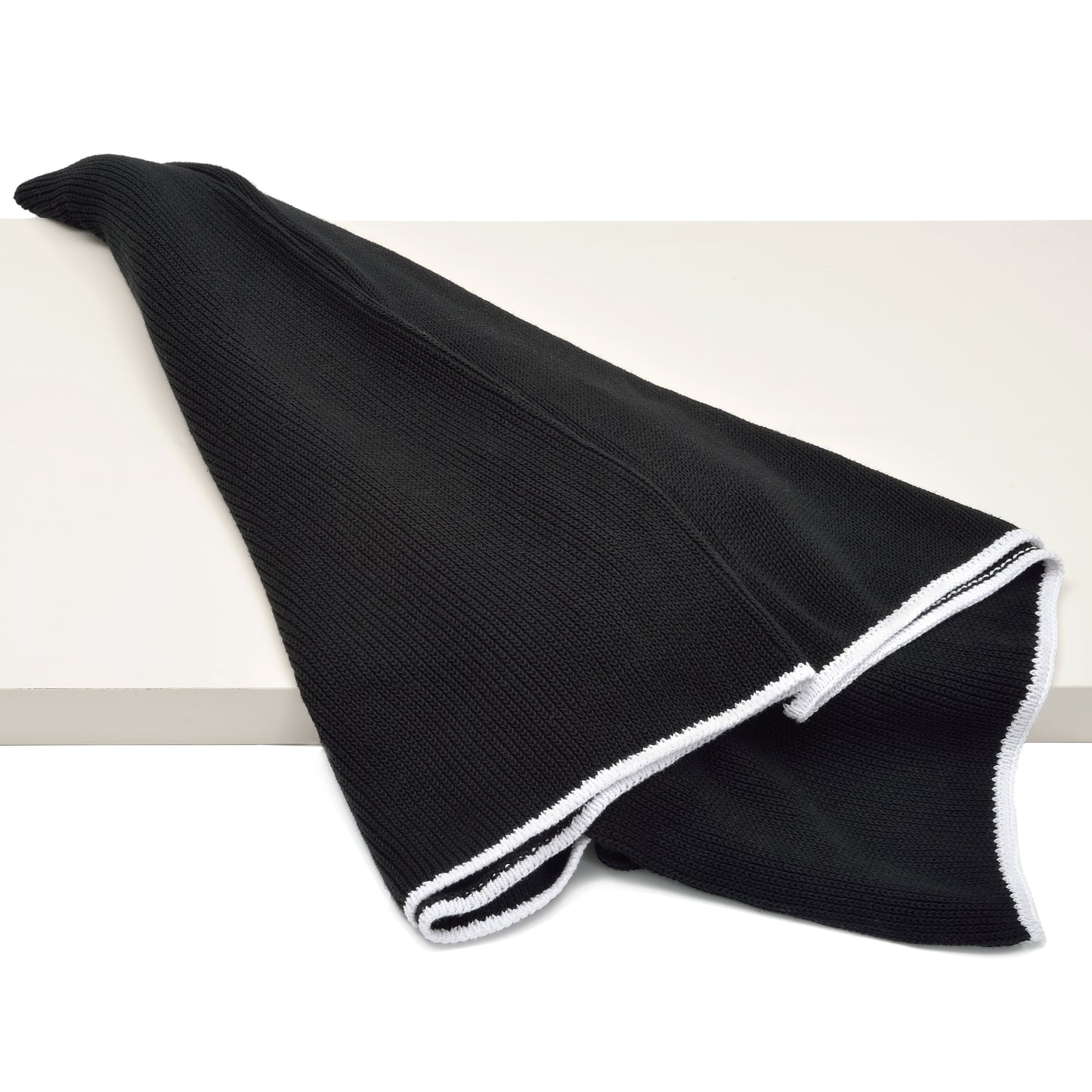 Ari Throw - Black